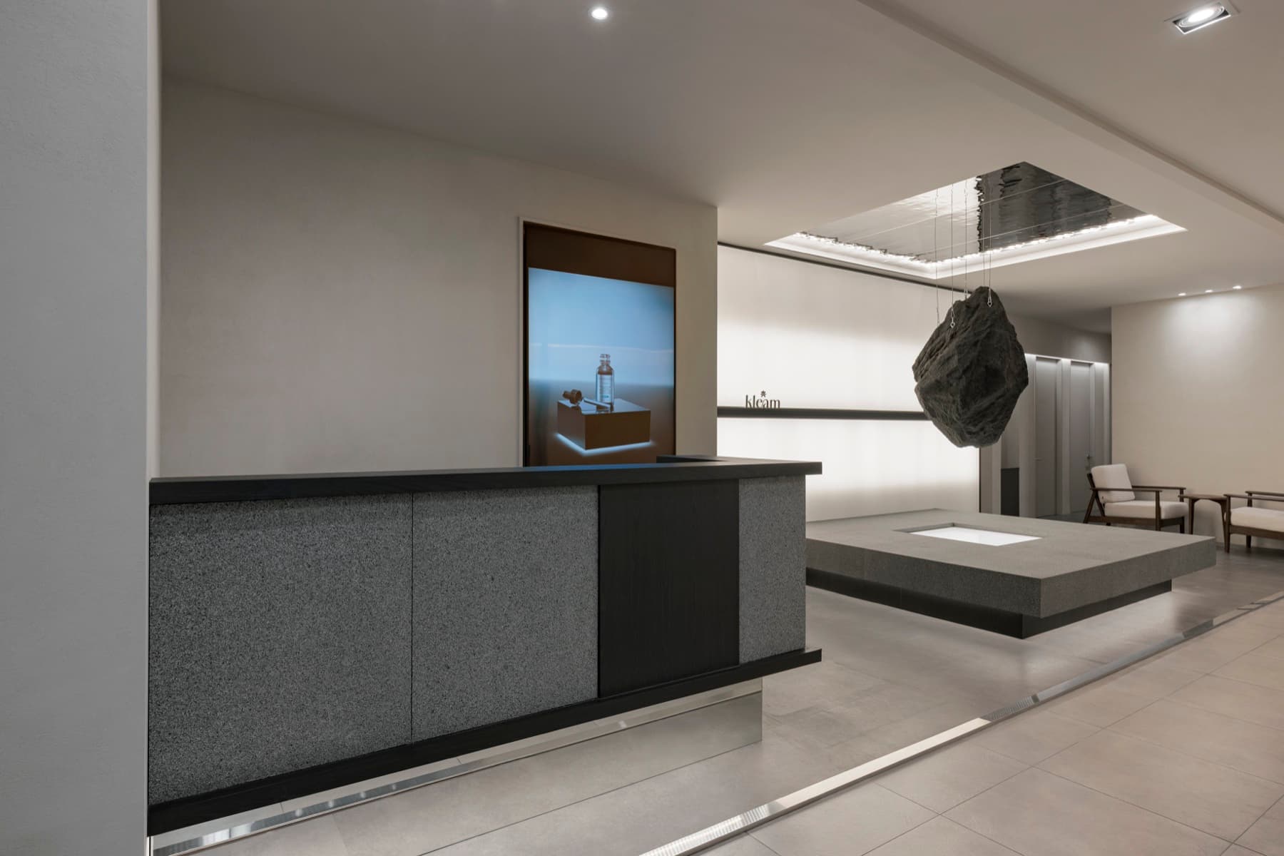 Reception desk at KLEAM Clinic Hongdae in Seoul